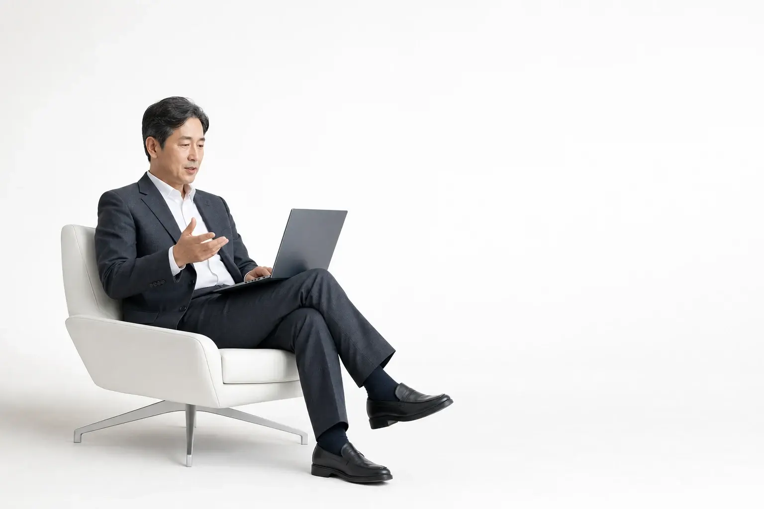 노트북으로 운영 결과를 확인하는 재무 책임자